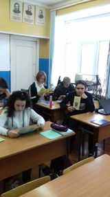 8 и 9 класс на уроке ОБЖ изучают буклет о вреде наркотиков